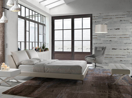 Weißer Öko-Leder Designhocker mit verchromten Edelstahlbeinen