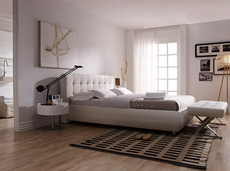 Weißer Öko-Leder Designhocker mit verchromten Edelstahlbeinen