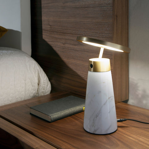 Designer Tischlampe aus weißem Calacatta-Marmor mit goldenem Stahl und Dimmer
