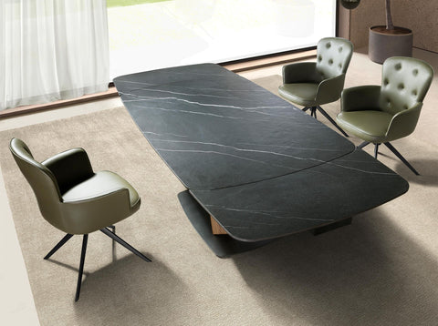 Ausziehbarer ovaler Esstisch mit Porzellanmarmor und Nussbaumbeinen
